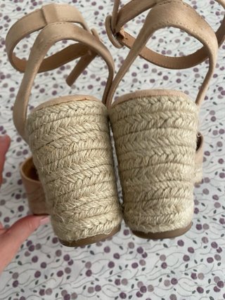 Sandalias cuña beige