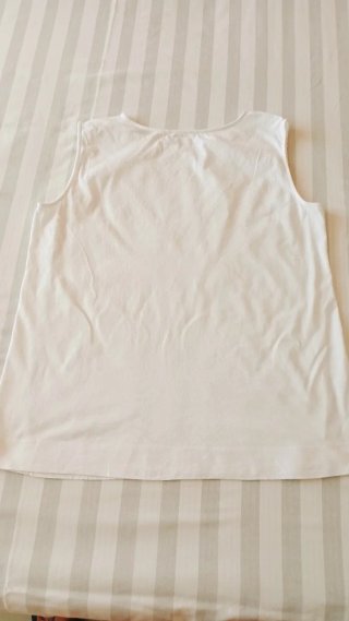 Blusa blanca bordada sin mangas