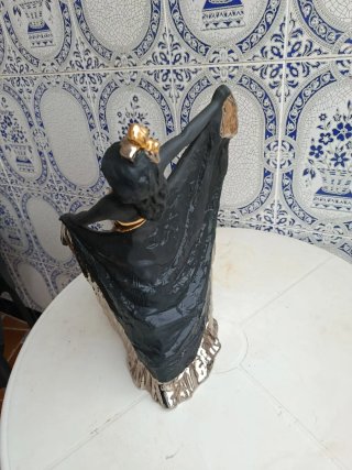 Figura de porcelana bailarina dorada