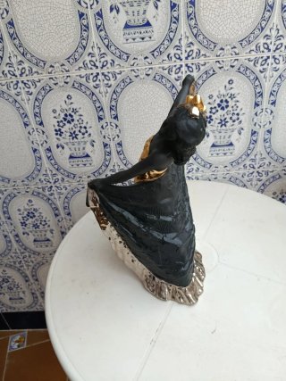 Figura de porcelana bailarina dorada