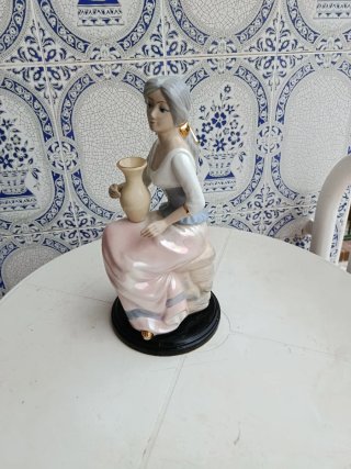 Figura de porcelana mujer con jarrón