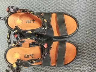 Sandalias de tacón negras y multicolor