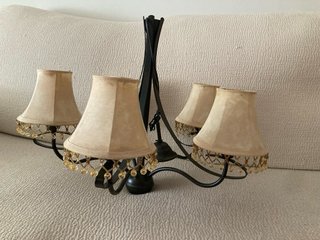 Lámpara de forja con pantallas beige