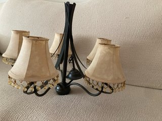 Lámpara de forja con pantallas beige