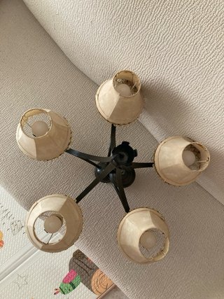 Lámpara de forja con pantallas beige