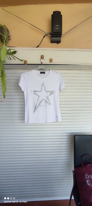 Blusa blanca con estrella plateada