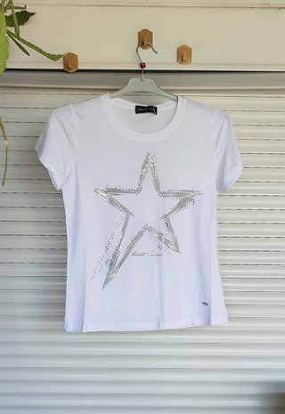 Blusa blanca con estrella plateada