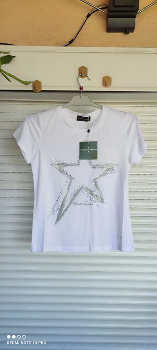 Blusa blanca con estrella plateada