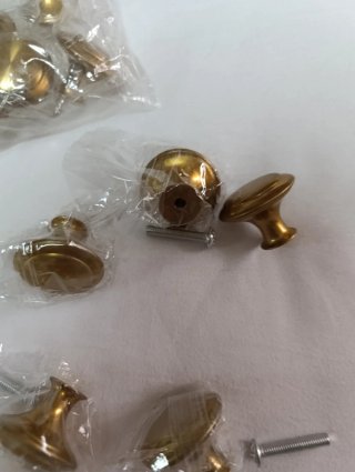 Pomos dorados para gabinetes