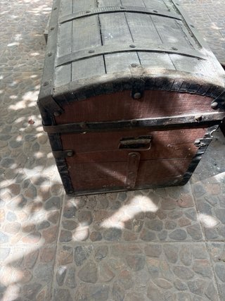 Baúl antiguo de madera y metal