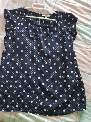 Blusa azul con puntos blancos Talla M/L