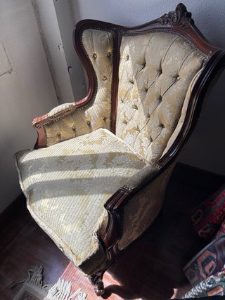 Sofá de tres plazas y 2 butacas de tela y madera
