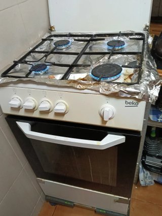 Cocina 4 fuegos gas butano y horno