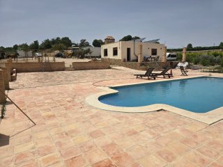 Casa rustica con almcenes y piscina
