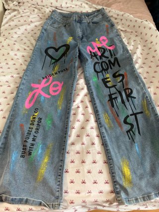 Pantalón vaquero con diseño graffiti