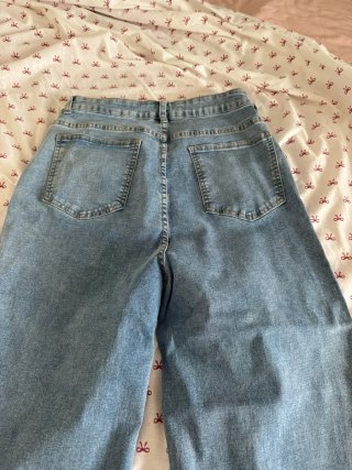 Pantalón vaquero con diseño graffiti