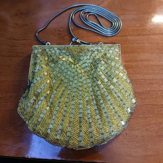 Bolso elegante dorado forma de concha vintage