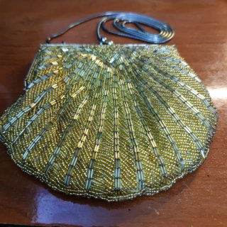 Bolso elegante dorado forma de concha vintage