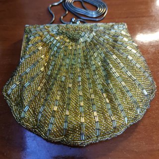 Bolso elegante dorado forma de concha vintage