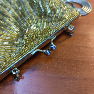 Bolso elegante dorado forma de concha vintage