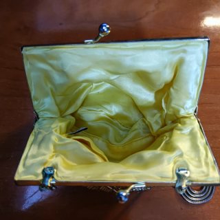 Bolso elegante dorado forma de concha vintage