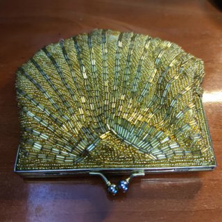 Bolso elegante dorado forma de concha vintage