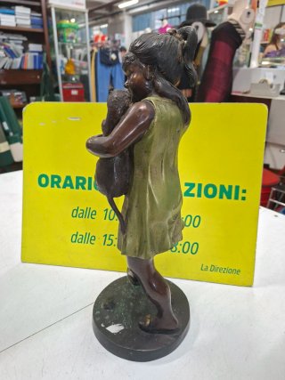 Statua bambina con gatto in bronzo