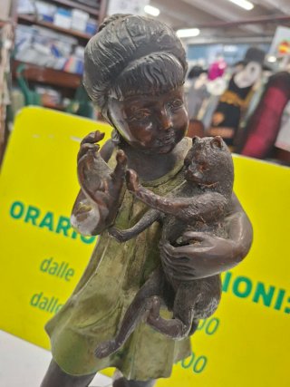 Statua bambina con gatto in bronzo