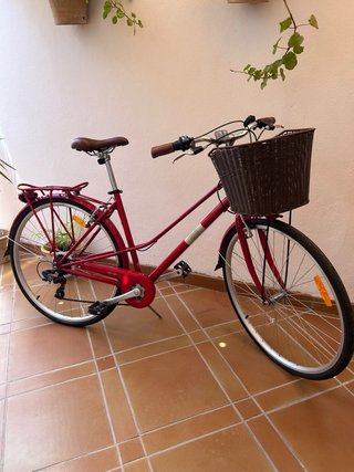 Bicicleta de paseo roja con cesta