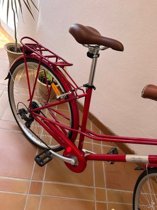 Bicicleta de paseo roja con cesta