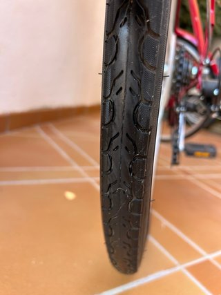 Bicicleta de paseo roja con cesta