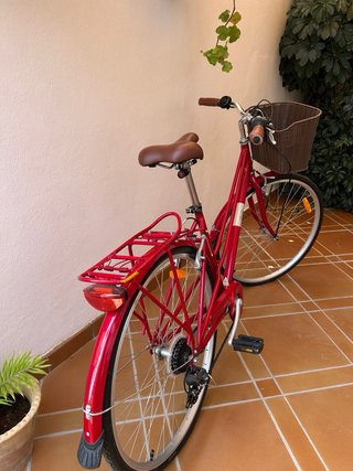 Bicicleta de paseo roja con cesta