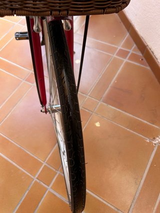 Bicicleta de paseo roja con cesta