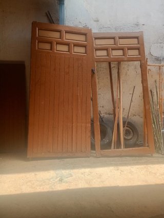 Puerta de madera marrón