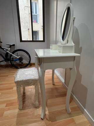 Tocador blanco con espejo y taburete