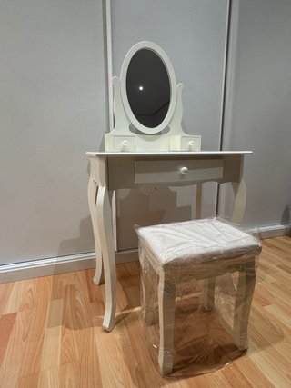 Tocador blanco con espejo y taburete