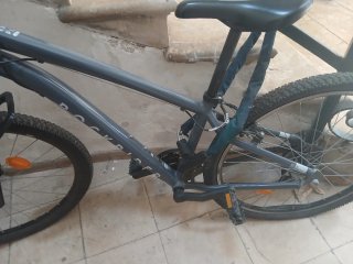 Bicicleta de montaña gris