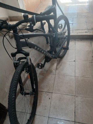 Bicicleta de montaña gris