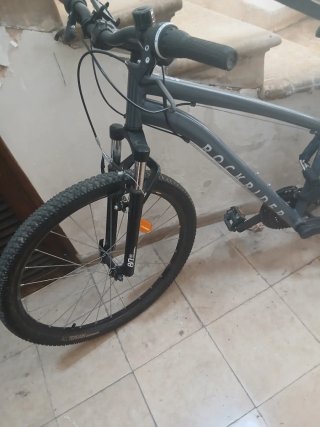 Bicicleta de montaña gris