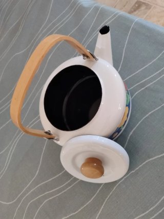 Tetera esmaltada con flores y asa de madera