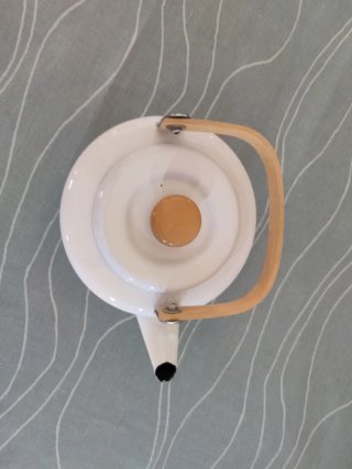Tetera esmaltada con flores y asa de madera