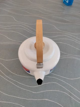 Tetera esmaltada con flores y asa de madera