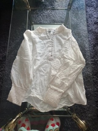 Blusa blanca con cuello bordado