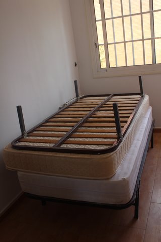 2 Somieres, 2 Colchones y Estantería