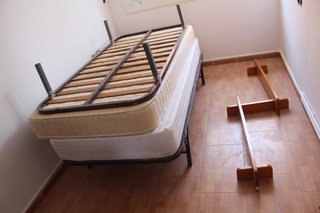 2 Somieres, 2 Colchones y Estantería