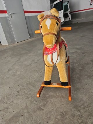Caballito balancín de peluche