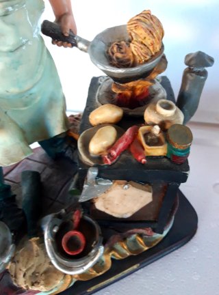 Statua cuoco con cucina e accessori