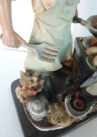 Statua cuoco con cucina e accessori