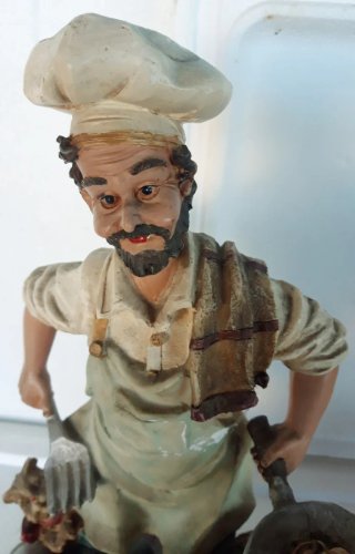 Statua cuoco con cucina e accessori