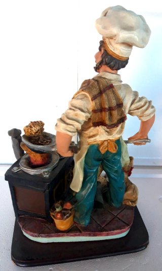 Statua cuoco con cucina e accessori